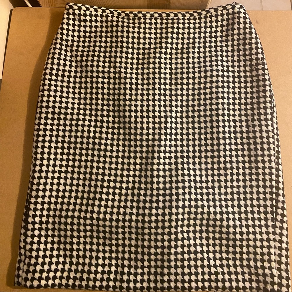EUC Houndstooth pencil skirt - size 12 petite
